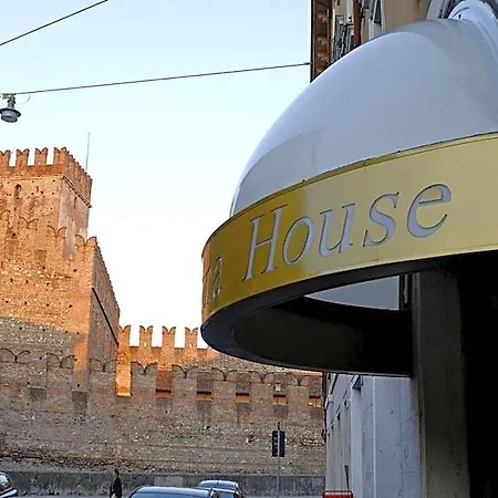 Ξενοδοχείο με διαμερίσματα House 4*