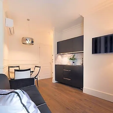 Ξενοδοχείο με διαμερίσματα House 4*